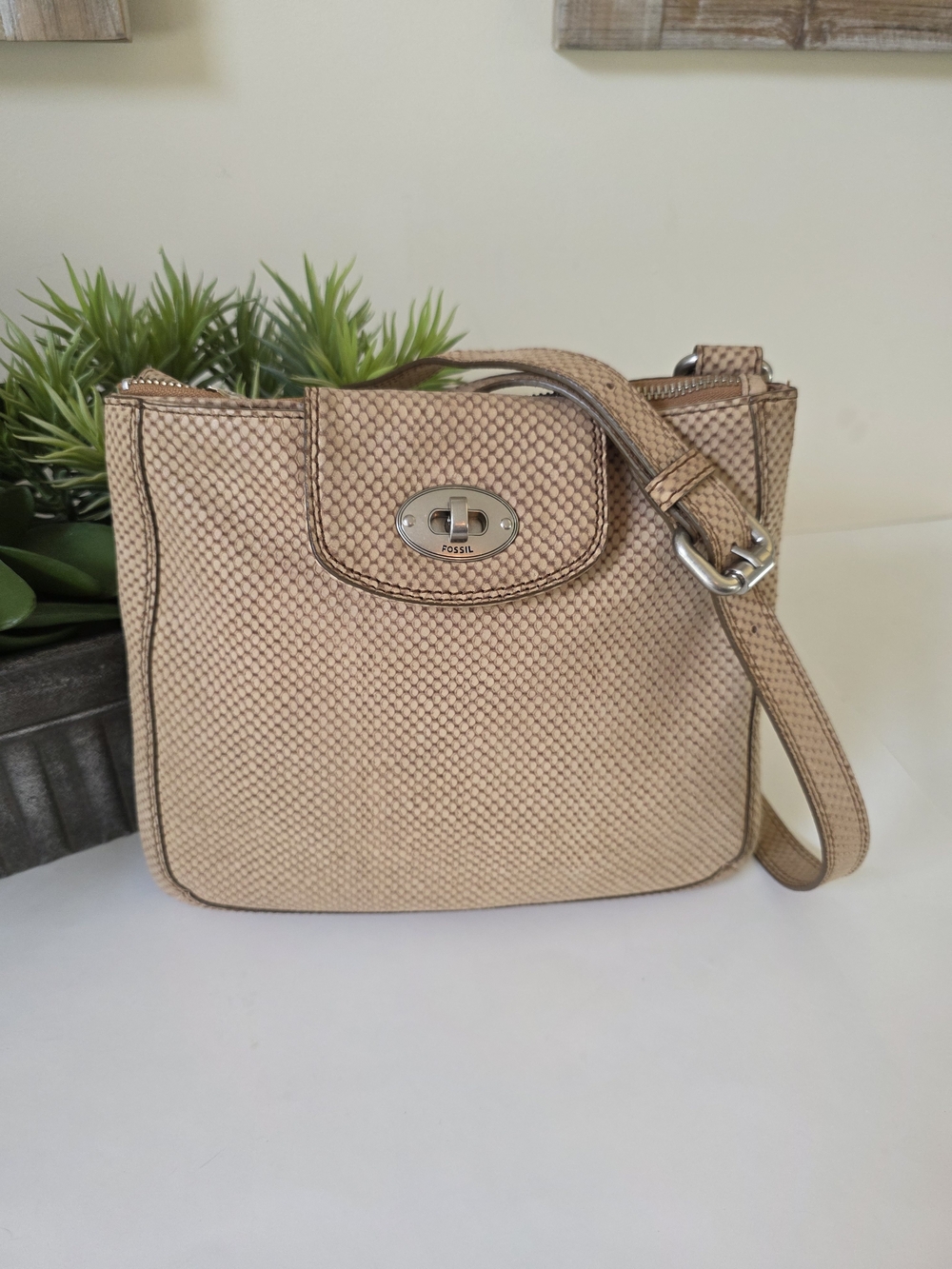 Fossil Leather Crossbody Bag Snakeskin Texture  Neutral Beige Adjustable Strap